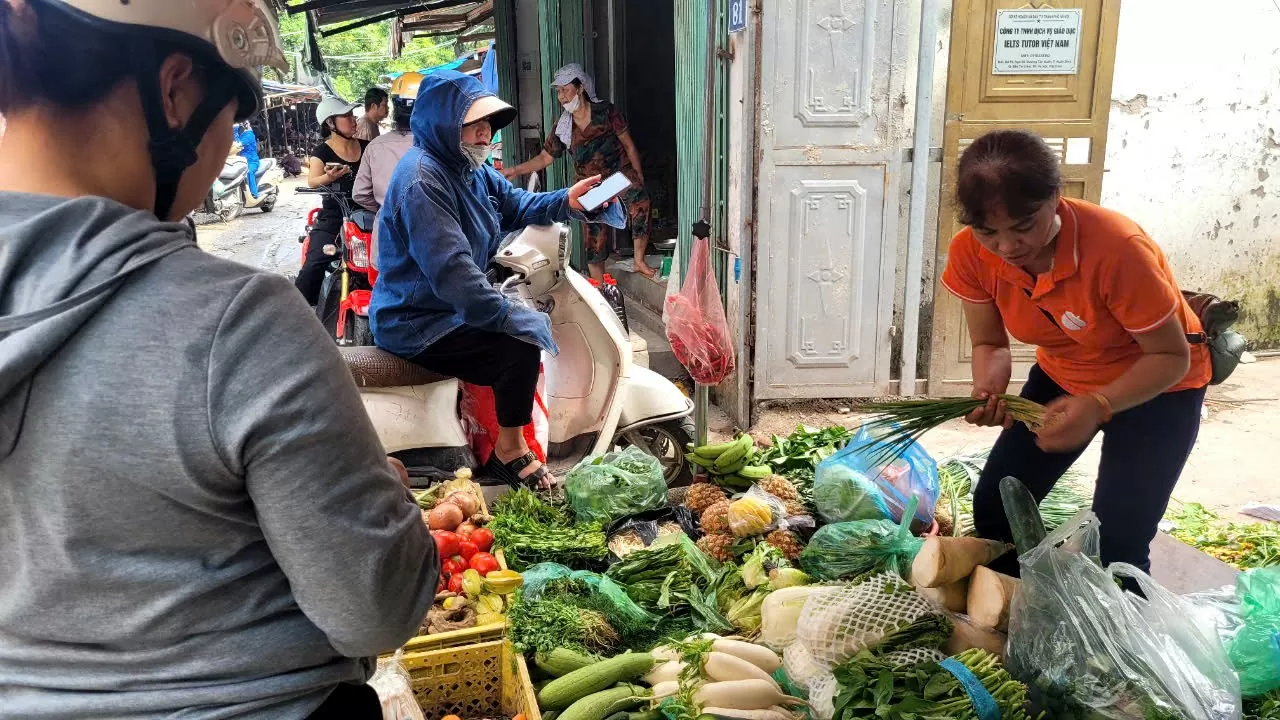 Hà Nội: Rau, thịt đắt hàng trước bão số 3