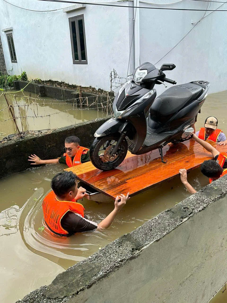 Tuổi trẻ huyện Chương Mỹ hỗ trợ người dân kê kích tài sản