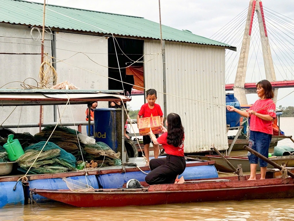 Trao vật phẩm cứu trợ vùng ngập lụt