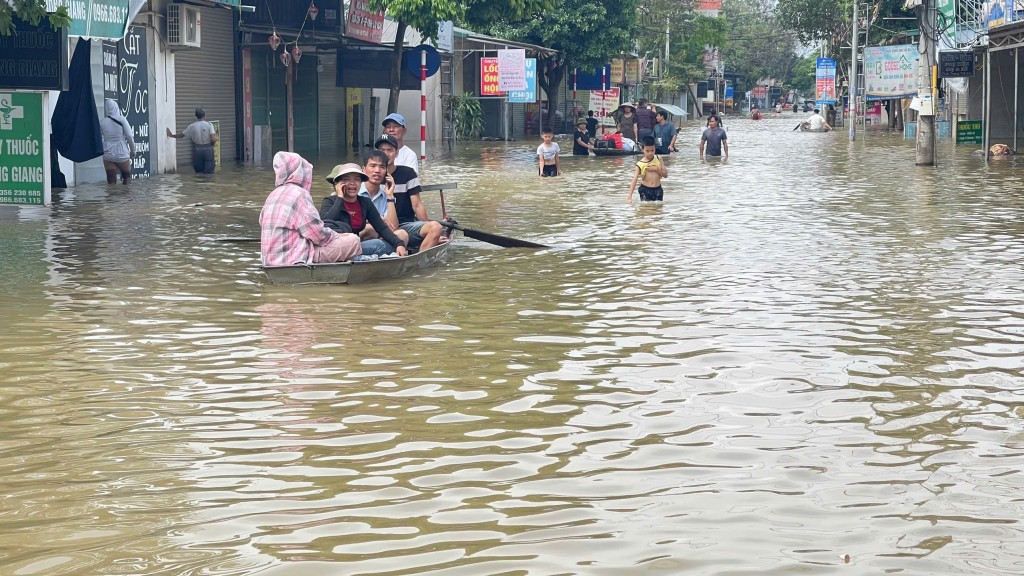 Nhiều nhà dân tại xã Tốt động, Chương Mỹ bị ngập trong nước