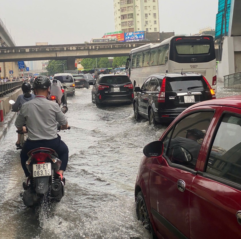 Chị Vũ Thị Thuận đang công tác tại Bệnh viện Nội tiết Trung ương cho biết: Tôi không nghĩ rằng đêm qua trời mưa to như vậy, tôi mất 45 phút để di chuyển từ Thanh Xuân đến Thanh Trì để làm việc.