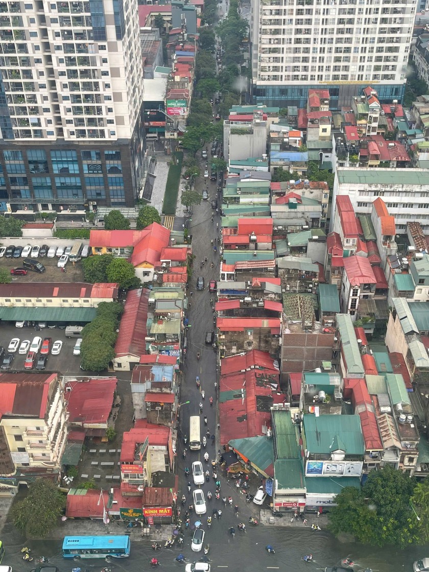 Đường Nguyễn Tuân ngập sâu khiến nhiều phương tiện ô tô, xe máy không dám đi vào.