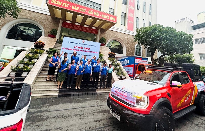 Ông Nguyễn Phước Lộc cùng các đại biểu chúc tình nguyện viên hoàn thành tốt nhiệm vụ được giao.