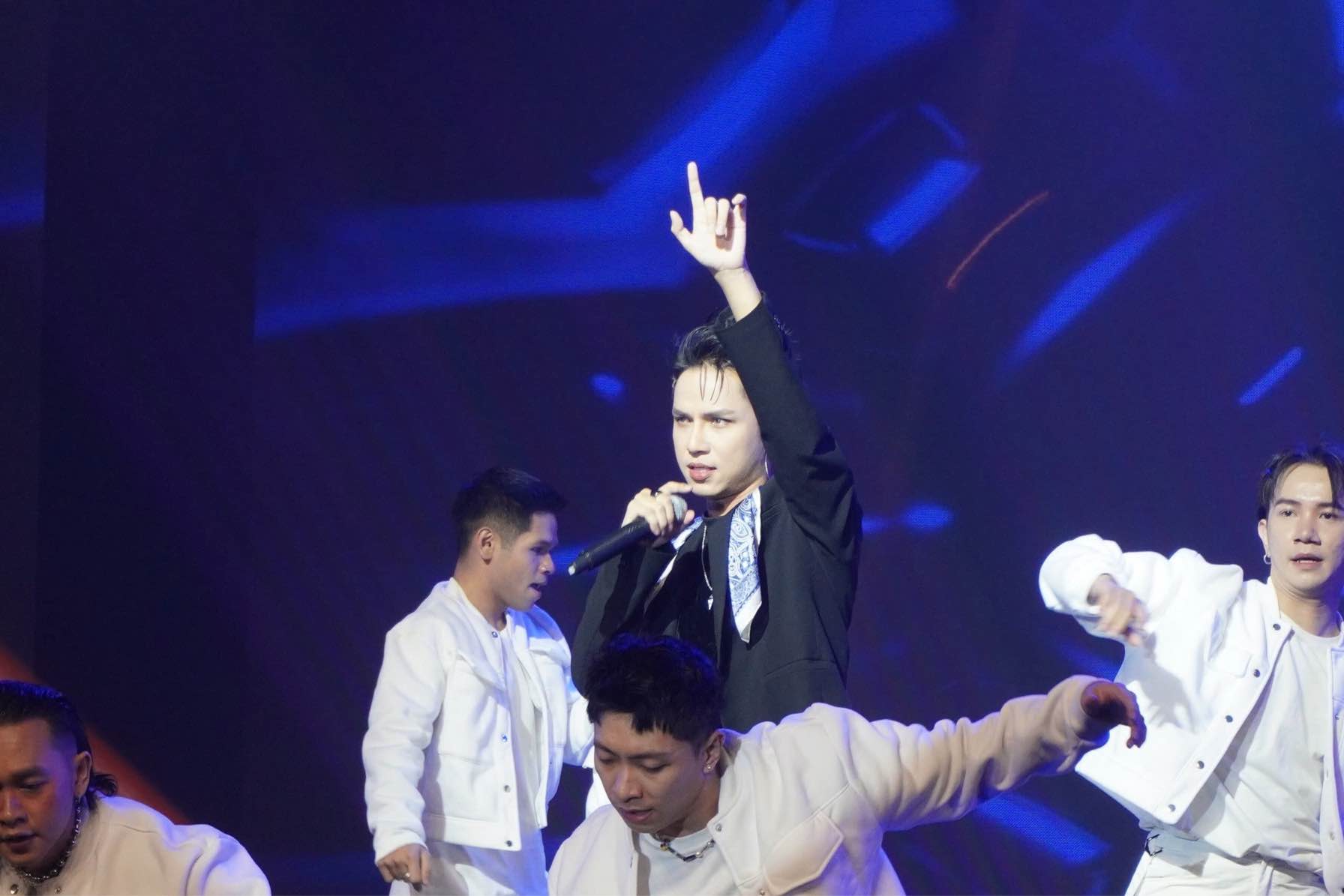 Neko Lê biểu diễn tại show “We love Vietnam“. Ảnh: La Huế