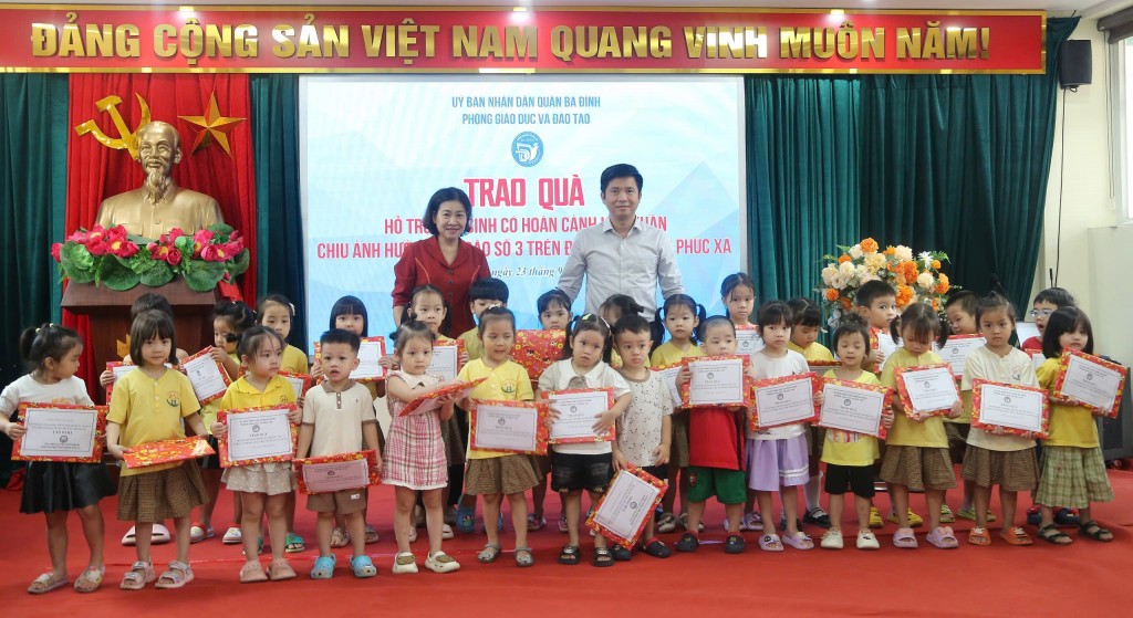 Quận Ba Đình tặng quà 123 học sinh có hoàn cảnh khó khăn