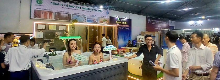 Người mẫu trình diễn giới thiệu bồn tắm tại Triển lãm (ảnh: Thanh Thanh) Người mẫu trình diễn giới thiệu bồn tắm tại Triển lãm (ảnh: Thanh Thanh)