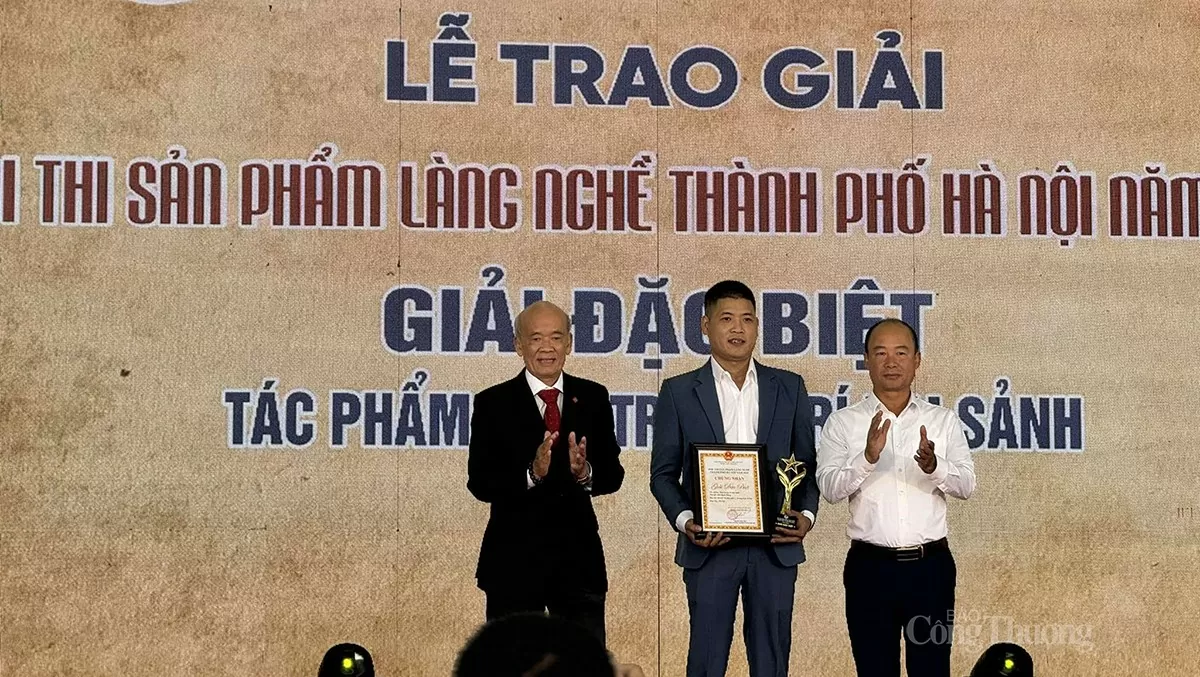 Giải đặc biệt được trao cho tác phẩm Đèn trang trí đại sảnh của tác giả Bùi Bạch Đằng (Sơn Tây, Hà Nội) Giải đặc biệt được trao cho tác phẩm Đèn trang trí đại sảnh của tác giả Bùi Bạch Đằng (Sơn Tây, Hà Nội)