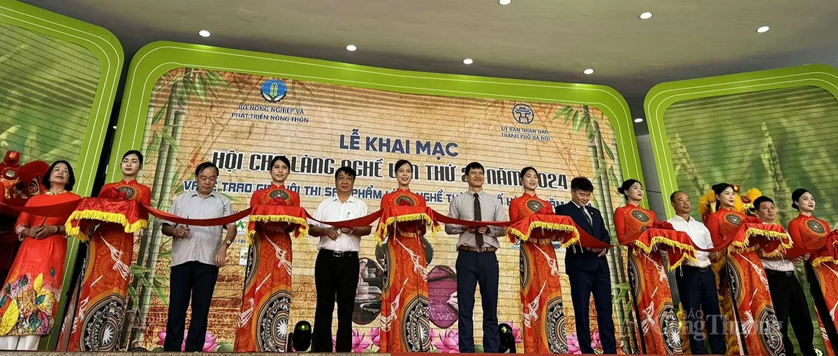 Các đại biểu cắt băng Khai mạc Hội chợ Làng nghề lần thứ 20 năm 2024 Các đại biểu cắt băng Khai mạc Hội chợ Làng nghề lần thứ 20 năm 2024