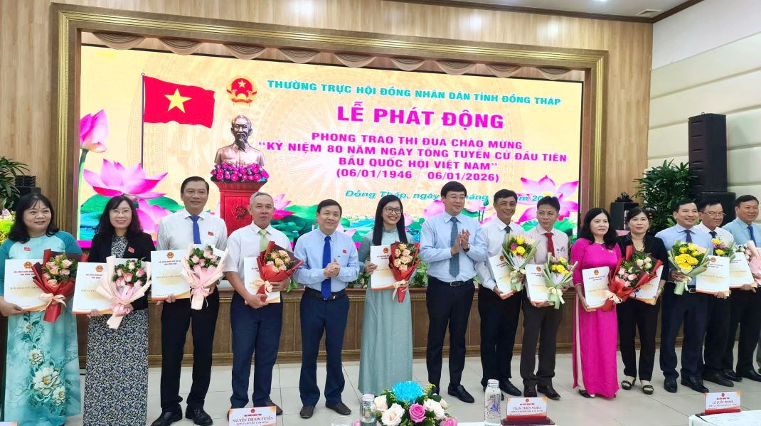 Bí thư Tỉnh ủy Lê Quốc Phong và Chủ tịch HĐND tỉnh Đồng Tháp Phan Văn Thắng trao Bảng giao ước thi đua và tặng hoa động viên đại diện các đơn vị. Ảnh: Nguyệt Ánh