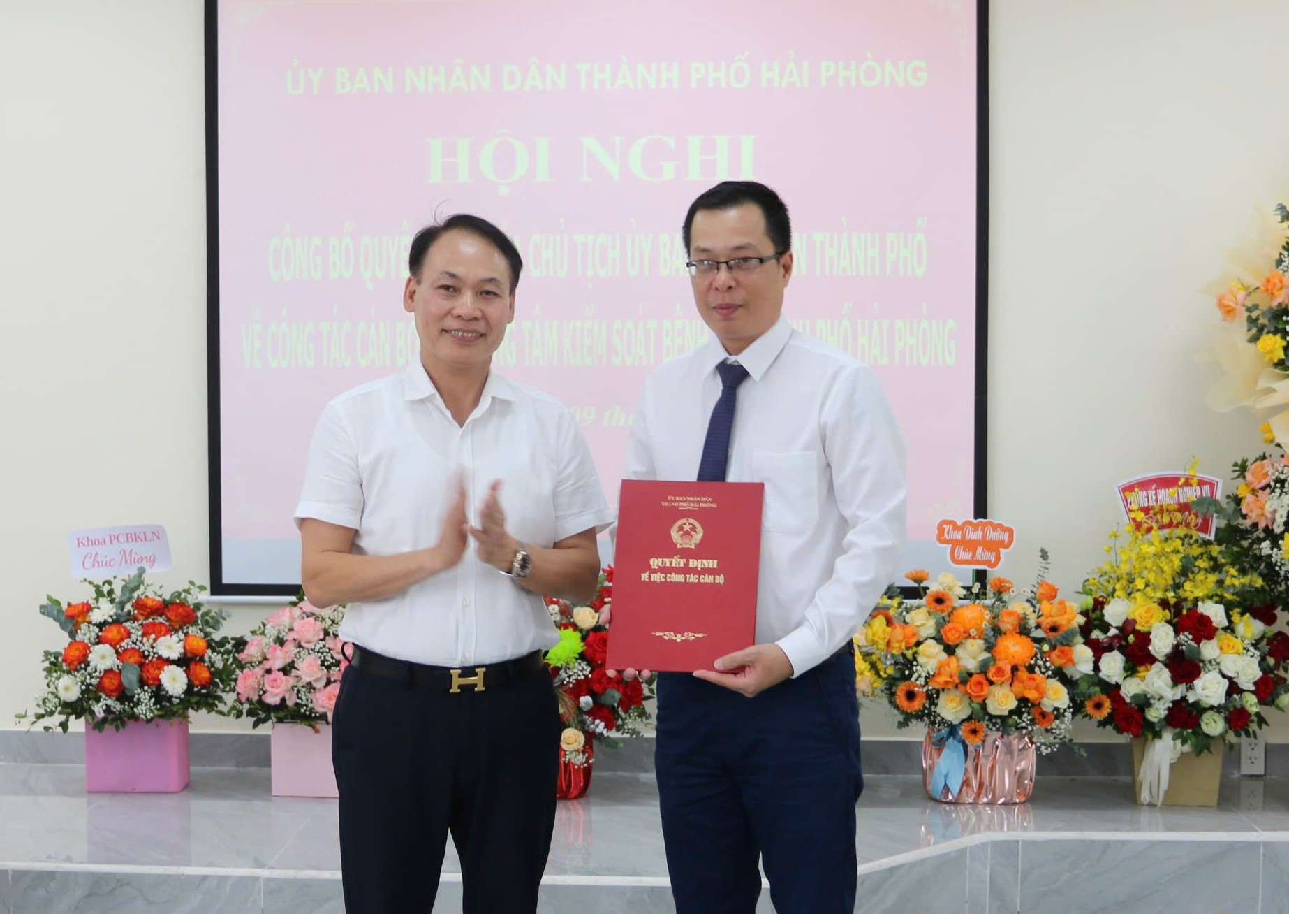 PGS.TS Lê Minh Quang – Giám đốc Sở Y tế trao quyết định cho Tân Giám đốc Trung tâm Kiểm soát bệnh tật TP. Ảnh: Sở Y tế Hải Phòng