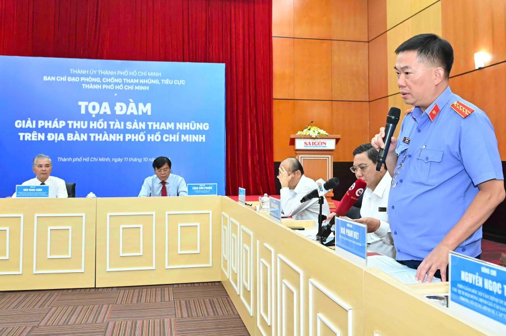 Phó Viện trưởng Viện KSND TPHCM Ngô Phạm Việt phát biểu tại tọa đàm. Ảnh: VIỆT DŨNG