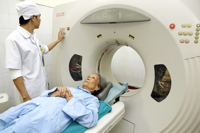 Áp dụng khoa học công nghệ, thiết bị hiện đại trong khám, chữa bệnh người cao tuổi. (Ảnh: TTXVN). Áp dụng khoa học công nghệ, thiết bị hiện đại trong khám, chữa bệnh người cao tuổi. (Ảnh: TTXVN).