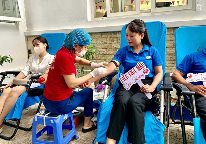 Công nhân hạnh phúc khi được tham gia hiến máu