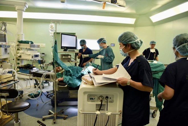 Trực đêm 12 giờ chưa mua nổi bát phở, nhân viên y tế mong sớm nâng phụ cấp