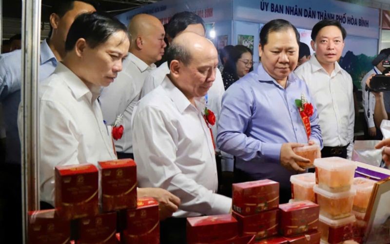 Các đại biểu tham quan gian hàng tại hội chợ. Ảnh: Hải Yến