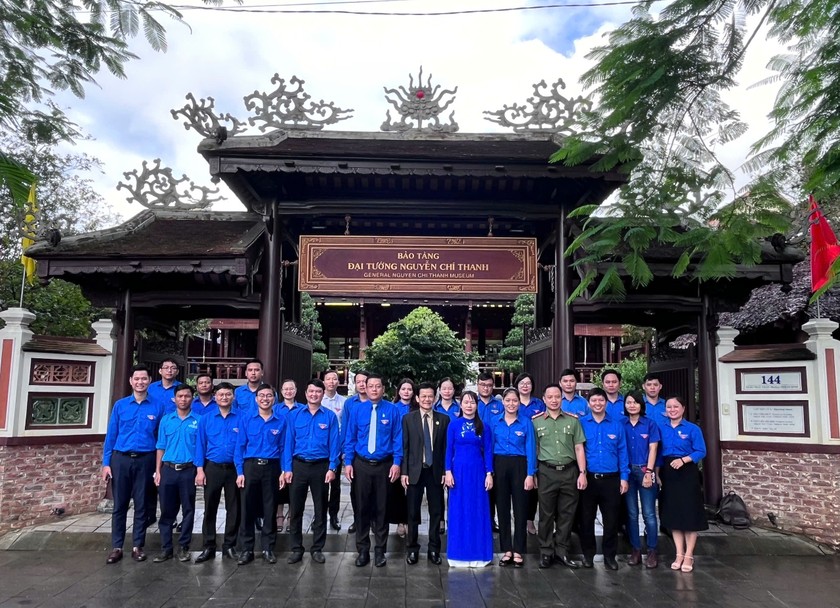 Trước đó, vào sáng cùng ngày Ban Thường vụ Tỉnh Đoàn, Ban Thư ký Ủy ban Hội LHTN Việt Nam tỉnh tổ chức Dâng hoa tại Bảo tàng Đại tướng Nguyễn Chí Thanh.