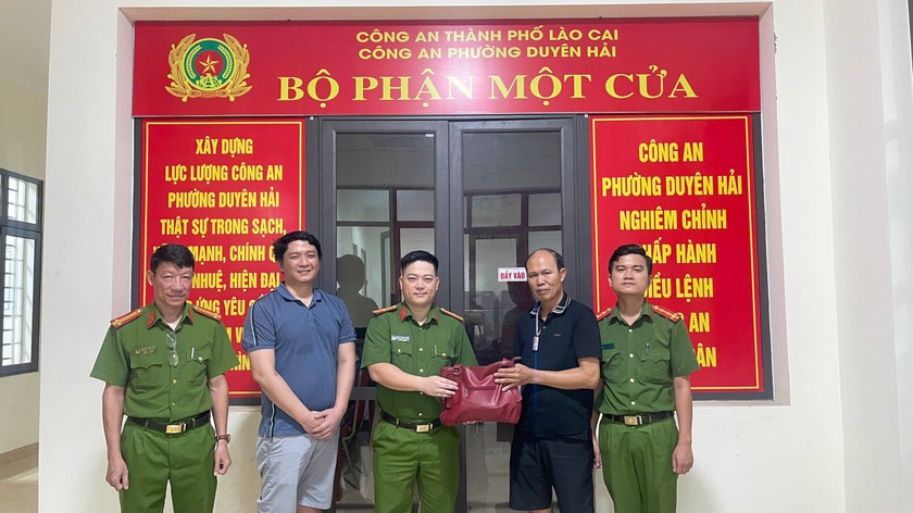 Công an phường Duyên Hải đã phối hợp với đại diện chính quyền địa phương, cùng anh Phùng Văn Hiểu trả lại tài sản cho vợ chồng ông Minh, bà Dung. Công an phường Duyên Hải đã phối hợp với đại diện chính quyền địa phương, cùng anh Phùng Văn Hiểu trả lại tài sản cho vợ chồng ông Minh, bà Dung.