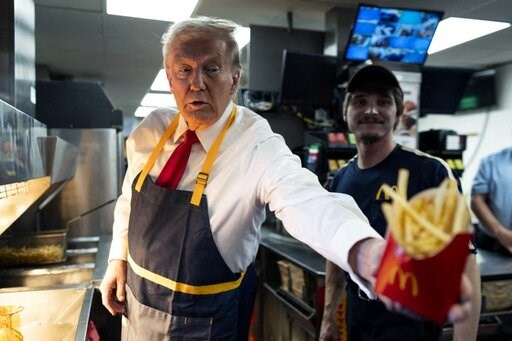 Ông Trump đi bán khoai tây chiên ngay trước bầu cử Mỹ