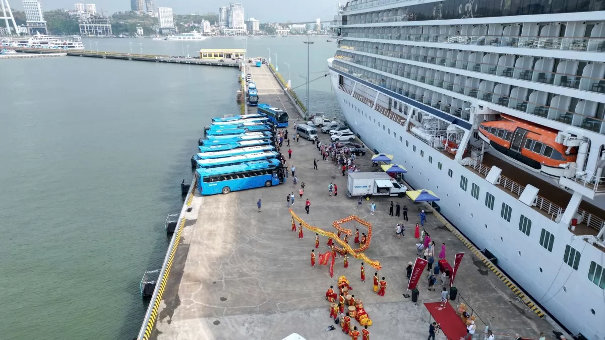 Quảng Ninh: Đón du khách quốc tế thứ 3 triệu trên tàu siêu sang Quảng Ninh: Đón du khách quốc tế thứ 3 triệu trên tàu siêu sang