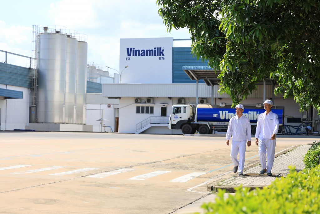 Vinamilk hiện quản lý hệ thống 14 nhà máy và 14 trang trại tại Việt Nam, trong đó có 3 trang trại sinh thái Green Farm. Tiên phong với các cam kết về phát triển bền vững, đặc biệt về giảm phát thải khí nhà kính, đến nay, Vinamilk đã có 2 nhà máy và 1 tran