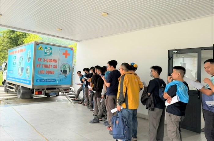 Chụp X.quang phổi - một trong những bước khám sức khỏe quan trọng trong khám bệnh nghề nghiệp cho người lao động.