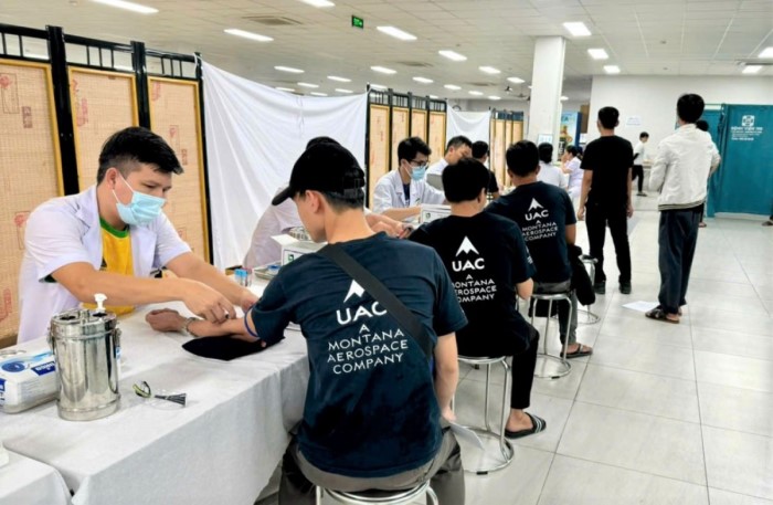 Các bác sĩ lấy mẫu máu để làm các xét nghiệm cần thiết. Ảnh: Sông Hàn