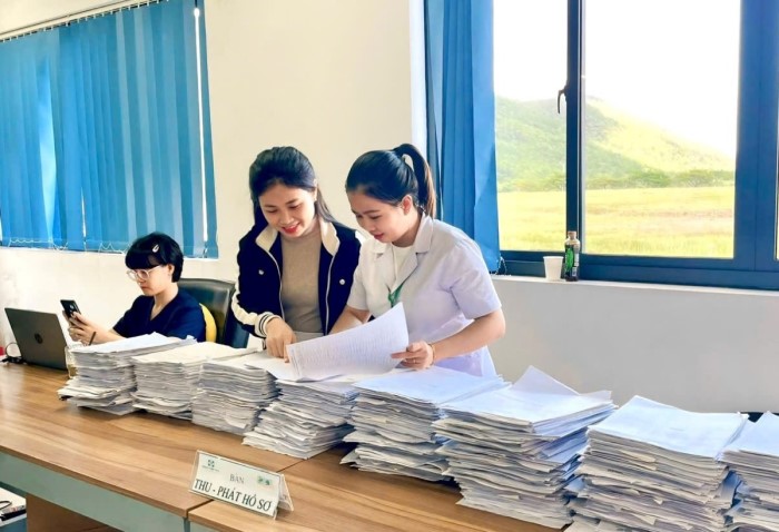 Ghi nhận thực tế từ bàn tiếp nhận Thu - Phát hồ sơ, nhiều người lao động còn chủ quan với việc khám sức khỏe định kỳ cho bản thân. Ảnh: Sông Hàn