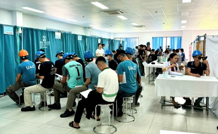 Bệnh viện 199 (Bộ Công an) khám sức khỏe định kỳ, khám bệnh nghề nghiệp cho hơn 1.000 công nhân, người lao động Công ty TNHH Universal Alloy Corporation VietNam (UACV). Ảnh: Sông Hàn