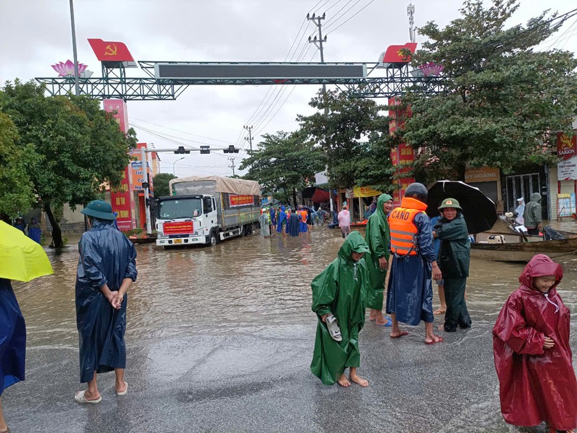 Điểm tiếp nhận hàng cứu trợ tại ngã tư Cam Liên, QL1A, huyện Lệ Thủy.