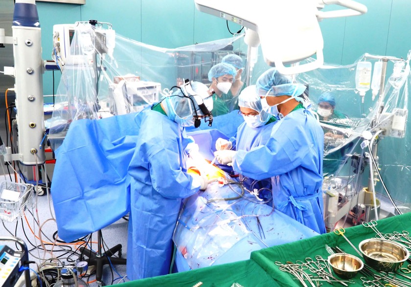 Ekip bác sĩ Bệnh viện Đa khoa Trung ương Quảng Nam thực hiện ca phẫu thuật tim bắc cầu động mạch chủ vành cho người bệnh.