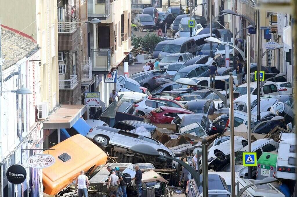 Cận cảnh ô tô chất chồng sau lũ ở Sedavi, phía nam Valencia, Tây Ban Nha. Ảnh: AFP