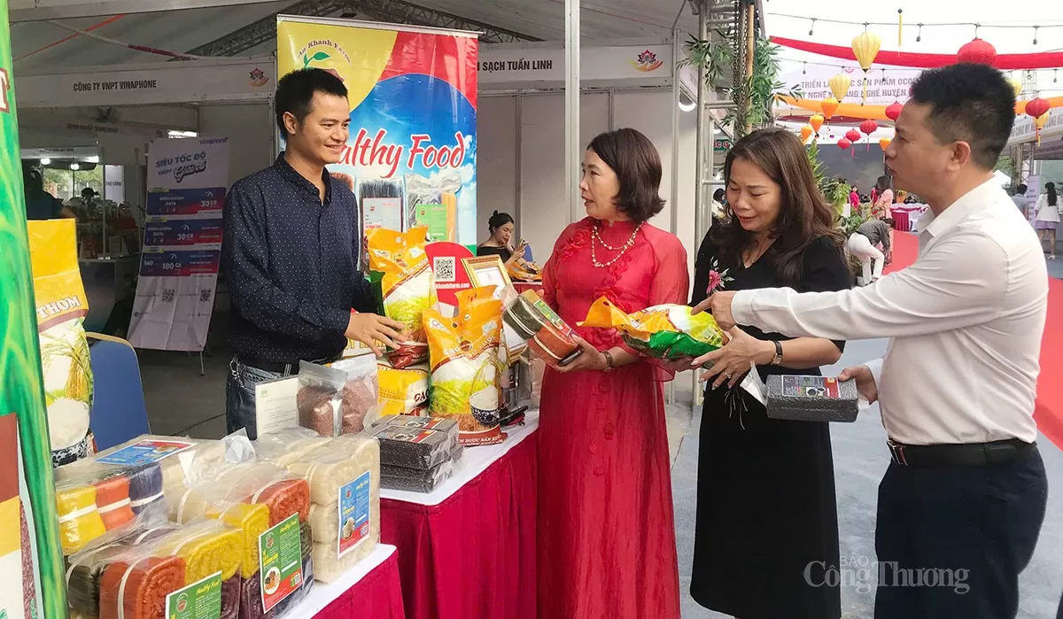 Người tiêu dùng tham quan gian hàng tại Triển lãm Người tiêu dùng tham quan gian hàng tại Triển lãm