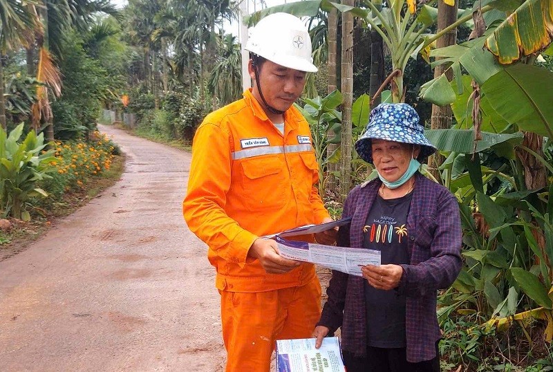 Công nhân Điện lực Krông Năng tuyên truyền an toàn điện và lưu ý một số vấn đề trong đảm bảo HLATLĐCA đến chủ vườn cau (ảnh: Thới Khương)