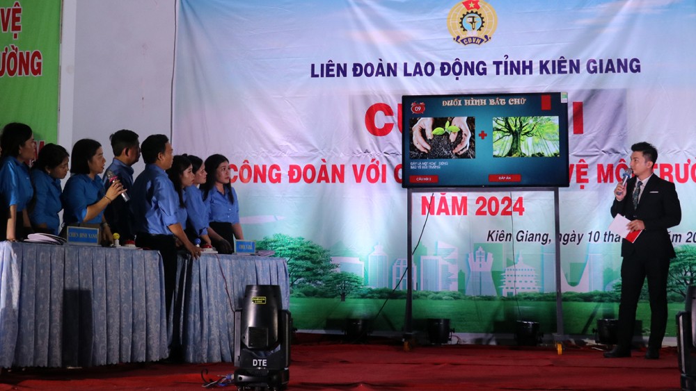 Các đội thi phần thi trắc nghiệm. Ảnh: Huy Hải