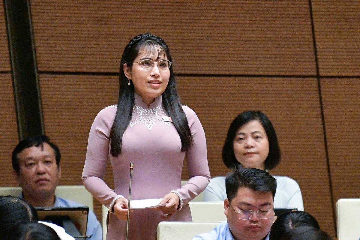 Đại biểu Châu Quỳnh Dao chất vấn về giải pháp xử lý dứt điểm hoạt động mê tín dị đoan, thầy bói trên không gian mạng. Ảnh: Phạm Thắng