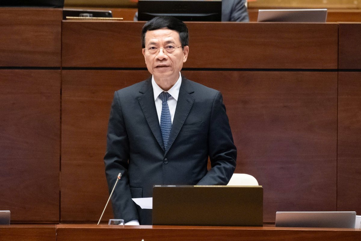 Bộ trưởng Bộ Thông tin và Truyền thông Nguyễn Mạnh Hùng trả lời chất vấn. Ảnh: Phạm Thắng