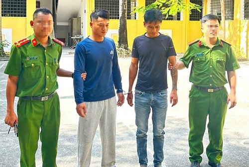 Công an quận Hà Đông bắt giữ 2 đối tượng cướp giật và tiêu thụ tài sản do cướp giật. Ảnh: Công an cung cấp