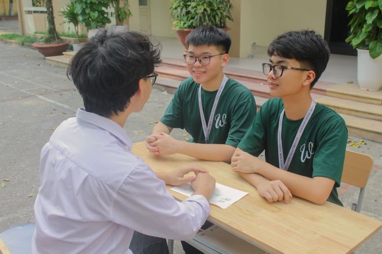 Các em học sinh THPT trở thành diễn giả tư vấn tuyển sinh cho học sinh THCS. Ảnh: Ban tổ chức