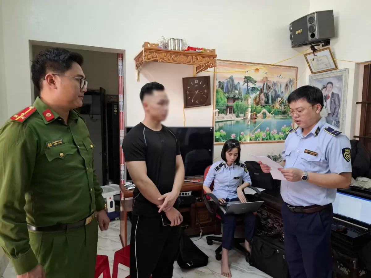 Nam Định: Tạm giữ 200 áo phao không rõ nguồn gốc bán trên TikTok Shop Nam Định: Tạm giữ 200 áo phao không rõ nguồn gốc bán trên TikTok Shop