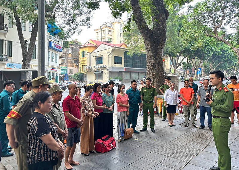 Lực lượng Cảnh sát PCCC và CNCH Công an quận Hoàn Kiếm phối hợp tuyên truyền phòng cháy, chữa cháy trên địa bàn phường Hàng Bài