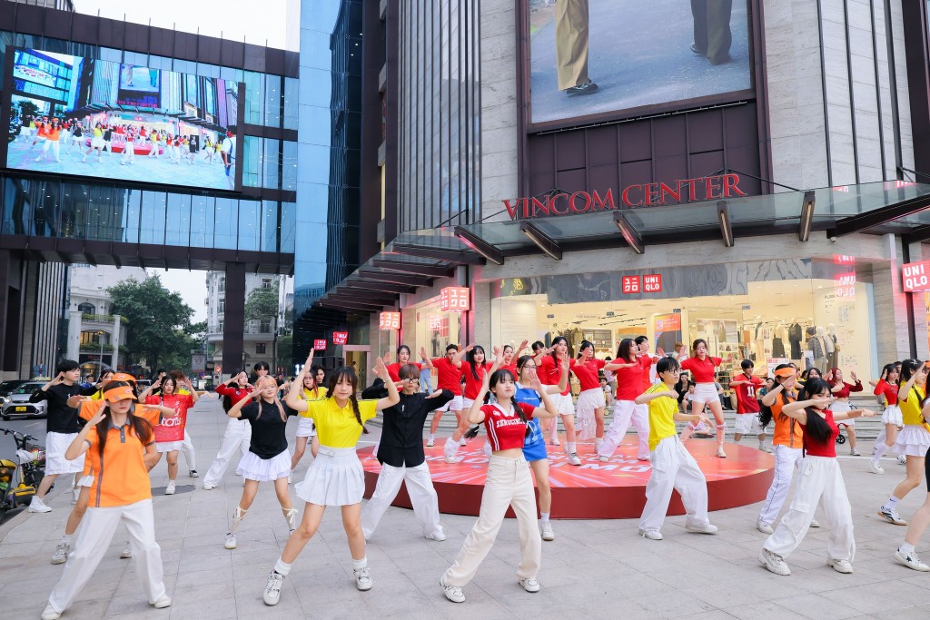 Màn nhảy Flashmob giai điệu Vincom Malliday sôi động tại “Live Duet Dance Challenge”