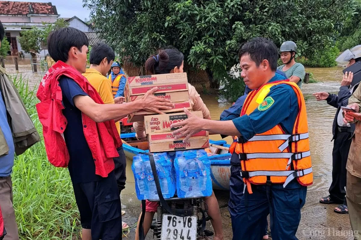 Các lực lượng chức năng chuẩn bị lương thực hỗ trợ bà con vùng ngập lụt. Các lực lượng chức năng chuẩn bị lương thực hỗ trợ bà con vùng ngập lụt.