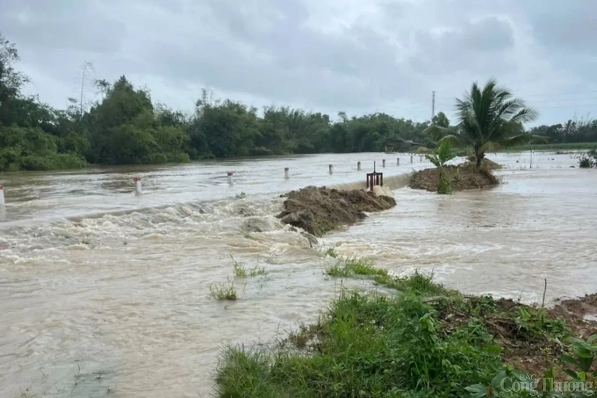 Một số tuyến đường bê tông thuộc tổ dân phố 1, Phổ Minh bị ngập, tràn bờ sạt mái taluy. Một số tuyến đường bê tông thuộc tổ dân phố 1, Phổ Minh bị ngập, tràn bờ sạt mái taluy.
