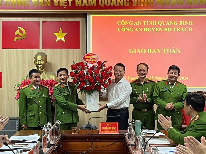 Ông Nguyễn Hữu Hồng, Phó Chủ tịch UBND huyện Bố Trạch tặng hoa, trao thưởng cho tập thể ban chuyên án.