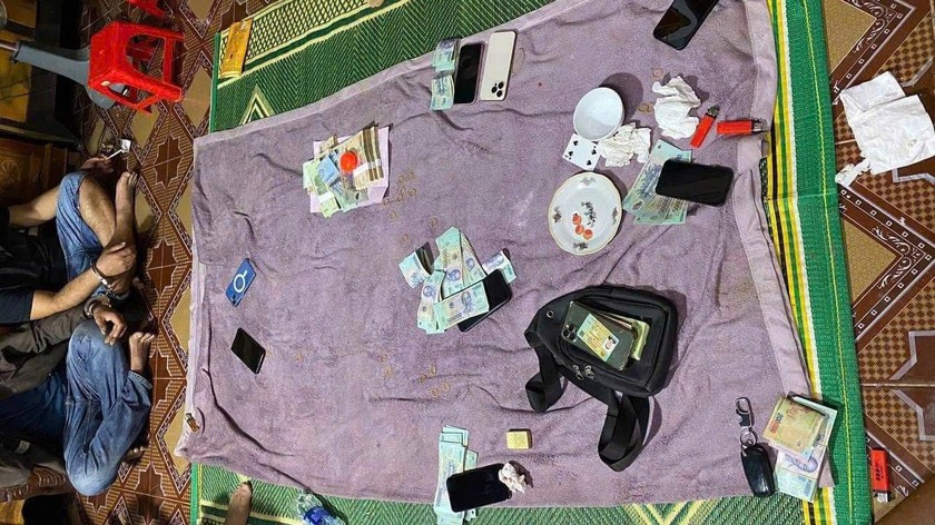 Công an thu giữ nhiều tang vật liên quan.