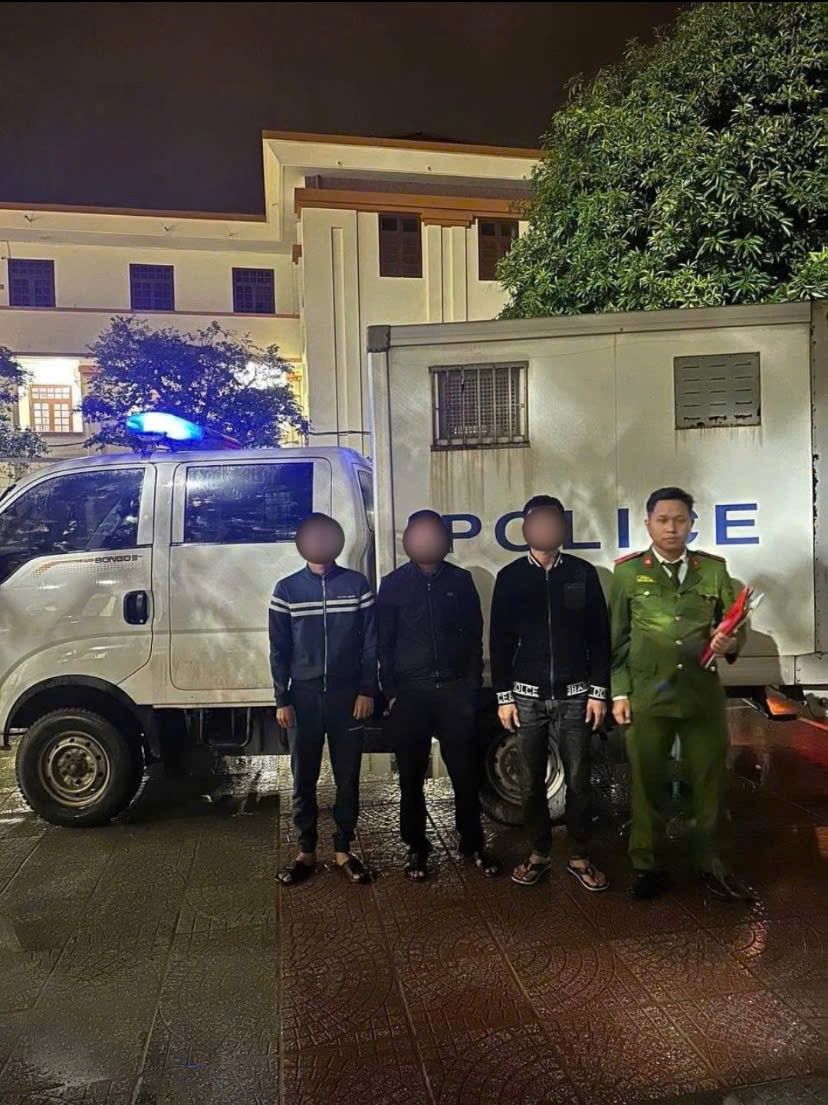 Nhóm người đánh bạc bị bắt quả tang.