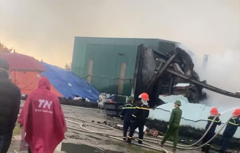 Ngọn lửa cơ bản đã được khống chế, không cho đám cháy lan sang các kho bên cạnh.