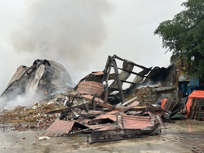 Kho nhà xưởng bị cháy rụi, đổ sập.