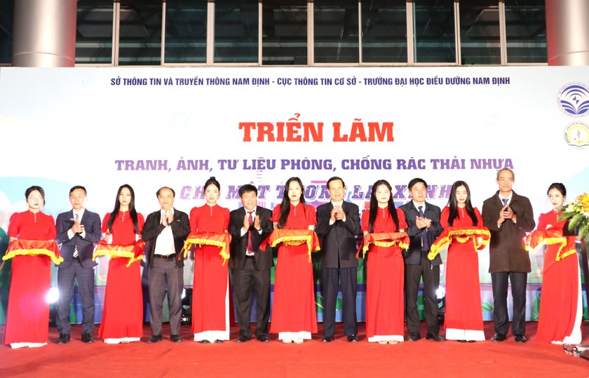 Các đại biểu cắt băng khai mạc