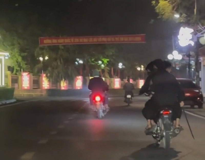 Các đối tượng cầm kiếm, đi xe mô tô không BKS gây rối tại khu vực tượng đài truyền thống huyện Hiệp Hòa tối 25/11/2024 (Ảnh cắt từ Clip do người dân cung cấp)